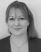 Profilfoto von Frau Eva Jung in schwarzweiß.