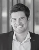 Profilbild von Herrn Dominik Nikol in schwarzweiß.
