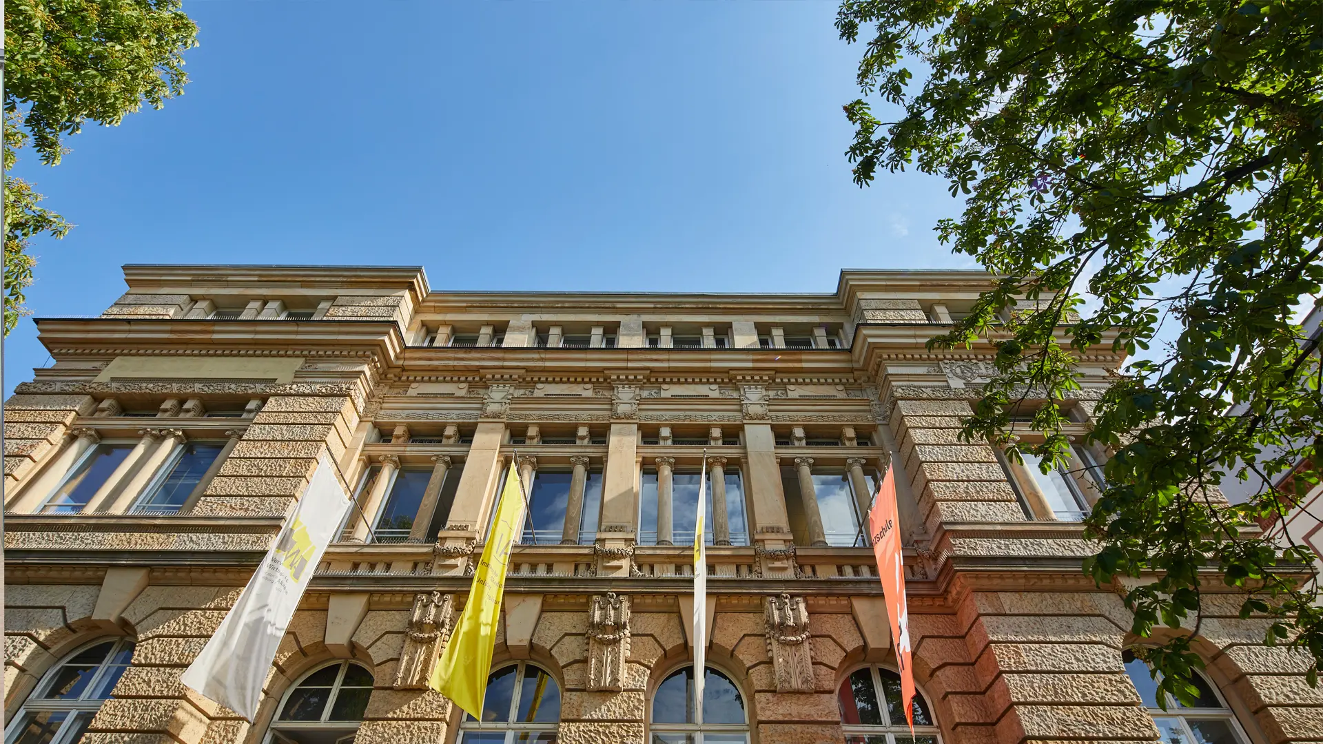 Das Haus der Akademien Freiburg in der Ansicht von Unten gegen Himmel.